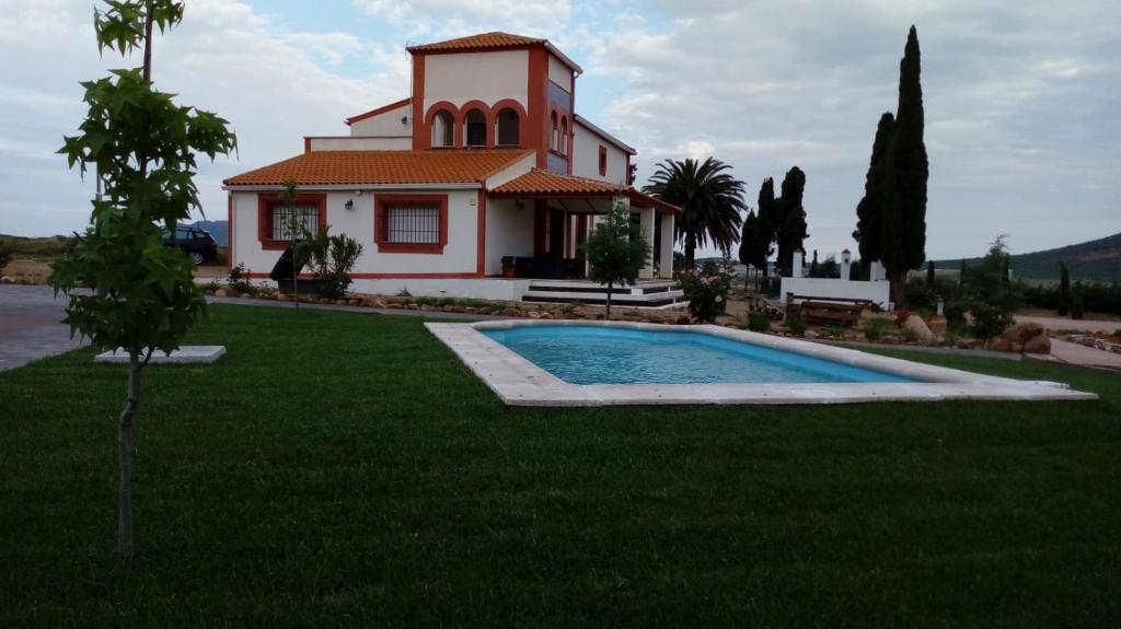 una casa con piscina frente a un patio en El Mirador del Abuelo, en Cabeza del Buey
