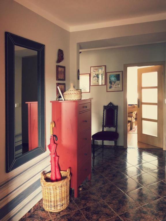 Pokój z czerwoną komodą i krzesłem w obiekcie Apartmán Na sluneční stráni w Trutnovie