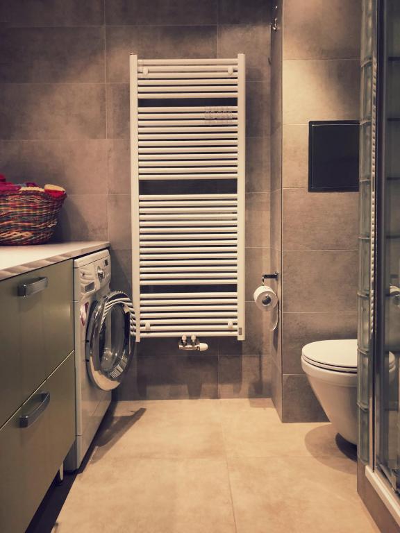 łazienka z toaletą i oknem w obiekcie Apartmán Na sluneční stráni w Trutnovie