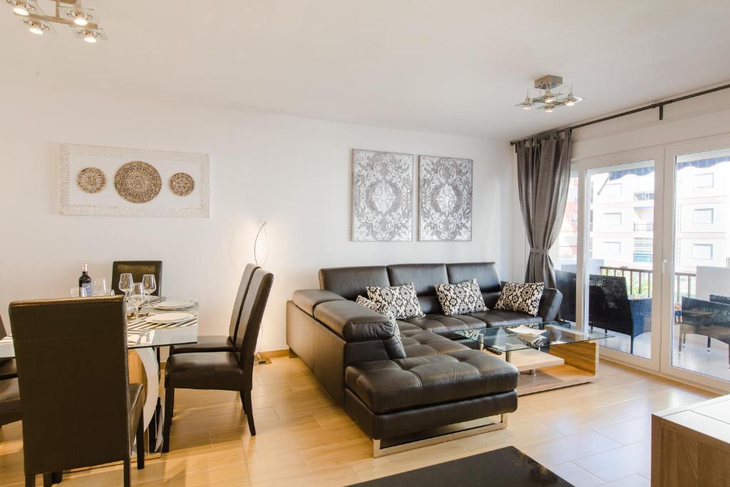salon z kanapą i stołem w obiekcie Picasso Daisy w mieście Fuengirola