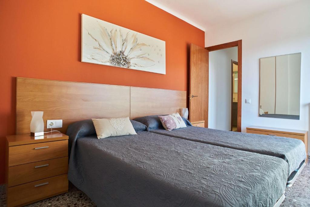 เตียงในห้องที่ Manresa Apartamentos Turísticos