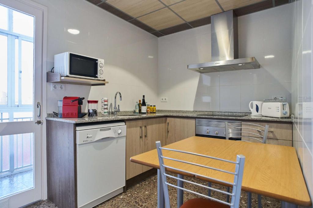 Kuchyň nebo kuchyňský kout v ubytování Manresa Apartamentos Turísticos