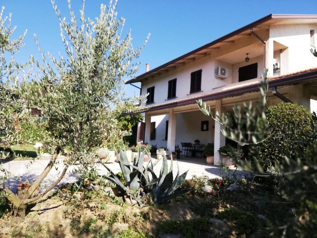 B&B RIPALTA في Sogliano al Rubicone: منظر المنزل من الحديقة
