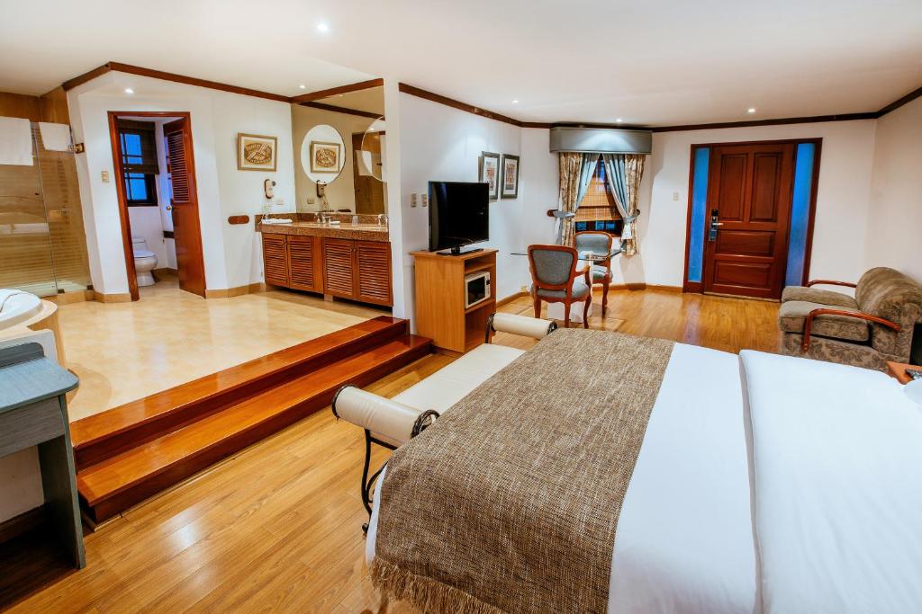 Daniel's Apart Hotel في ليما: غرفة نوم مع سرير وغرفة معيشة