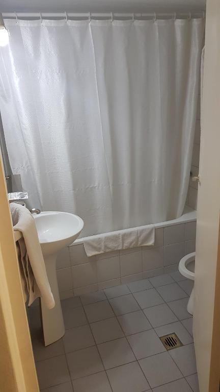 Koupelna v ubytování Hotel Puerta del Sol
