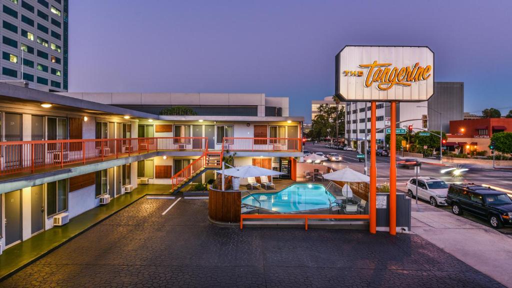 uma vista para um hotel com uma piscina e uma placa em The Tangerine - a Burbank Hotel em Burbank