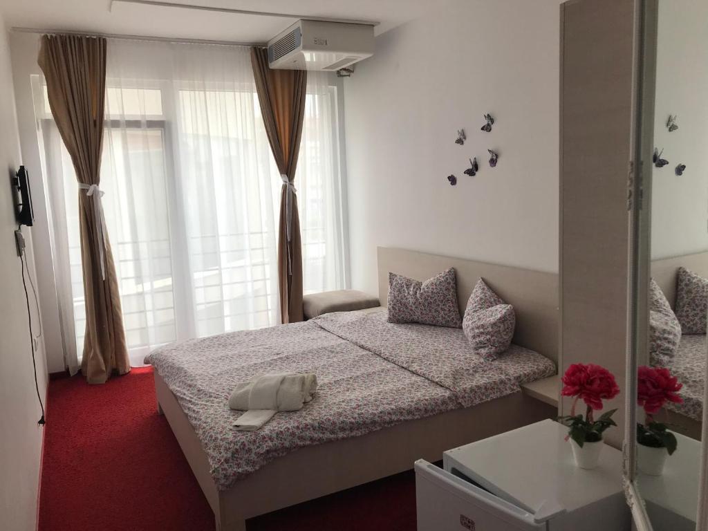 a small bedroom with a bed and a mirror at Casa Mario in Baile Felix