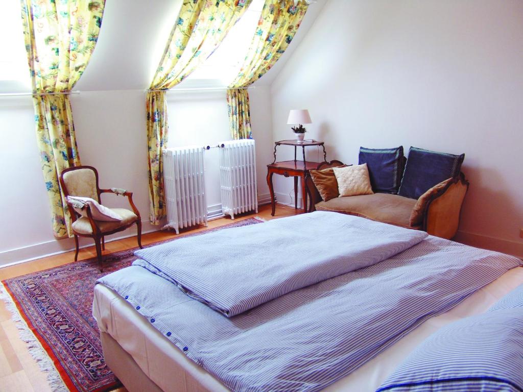 Postel nebo postele na pokoji v ubytování Louise Chatelain suites