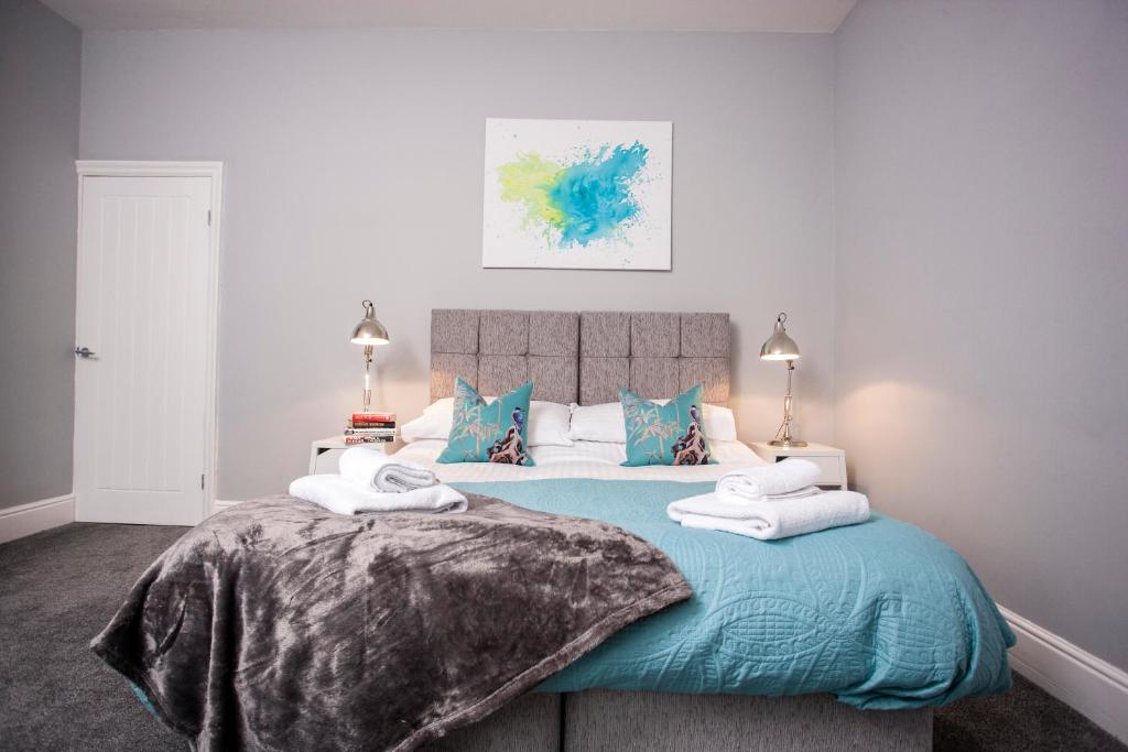 una camera da letto con un letto e asciugamani di Dene View By Horizon Stays a Darlington
