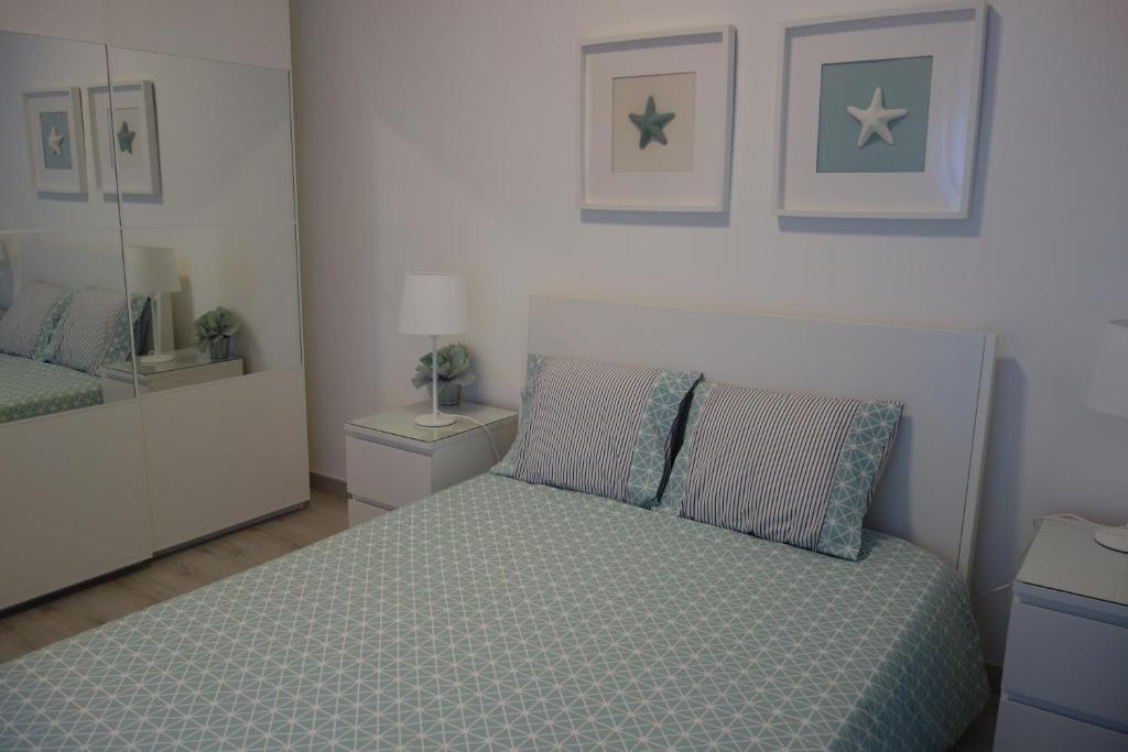 
A bed or beds in a room at Peniche4you
