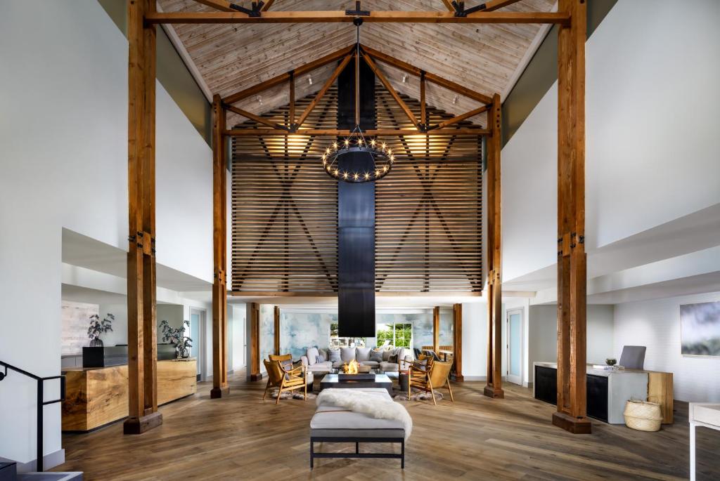 una sala de estar de planta abierta con un gran techo con vigas de madera. en Sanctuary Beach Resort en Marina