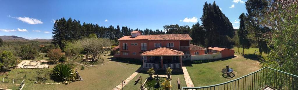 eine Luftansicht eines großen Hauses in einem Hof in der Unterkunft Caminho das Lavras in Lavras Novas