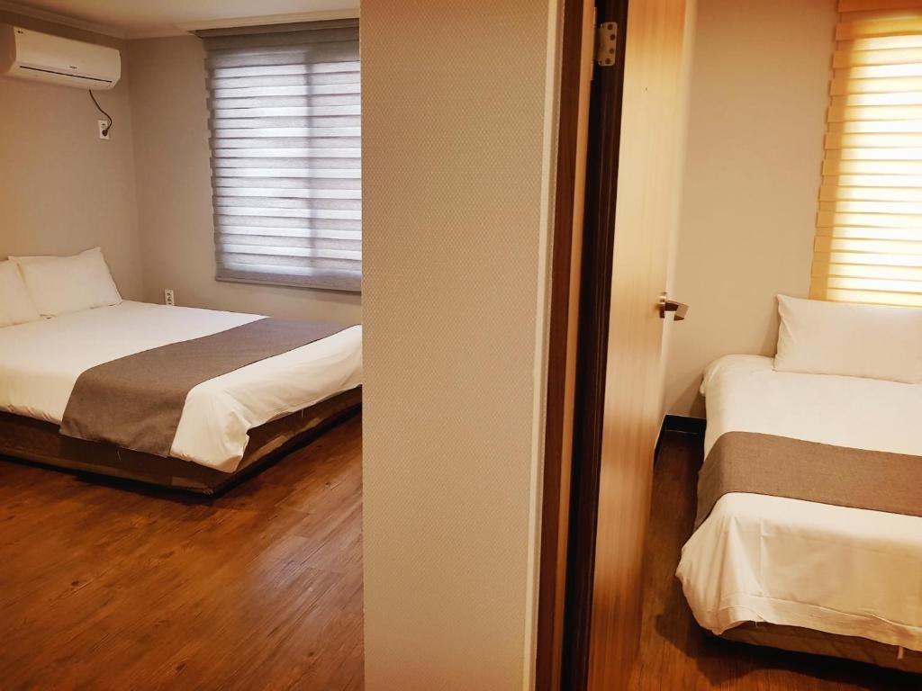 Postel nebo postele na pokoji v ubytování Hotel Tong Yeondong Jeju