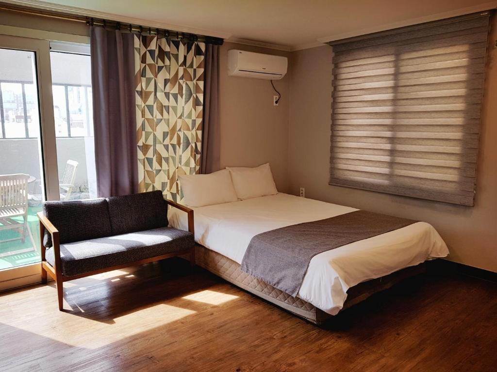 Postel nebo postele na pokoji v ubytování Hotel Tong Yeondong Jeju