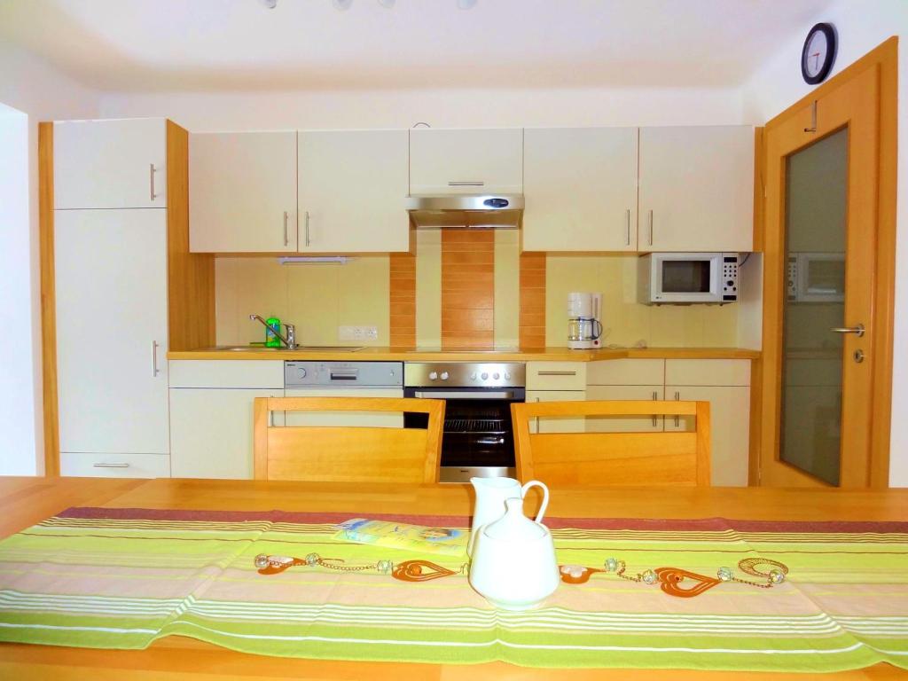 Kuchyň nebo kuchyňský kout v ubytování Appartementhaus Monika