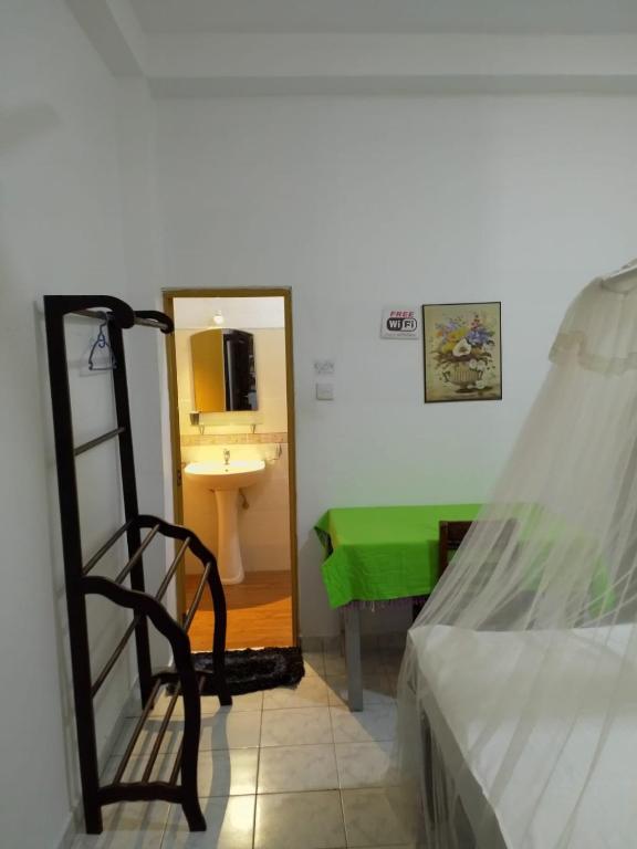 Postel nebo postele na pokoji v ubytování Hikkaduwa Family Inn