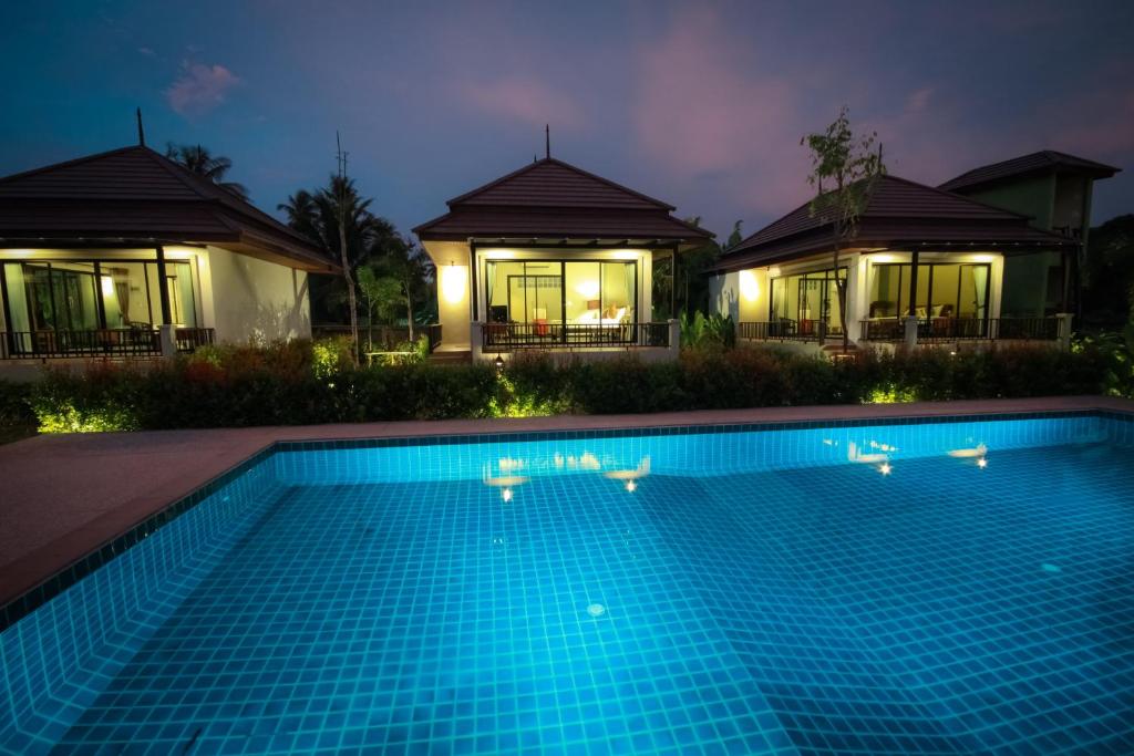 Bazén v ubytování Himaphan Boutique Resort - SHA EXTRA PLUS nebo v jeho okolí