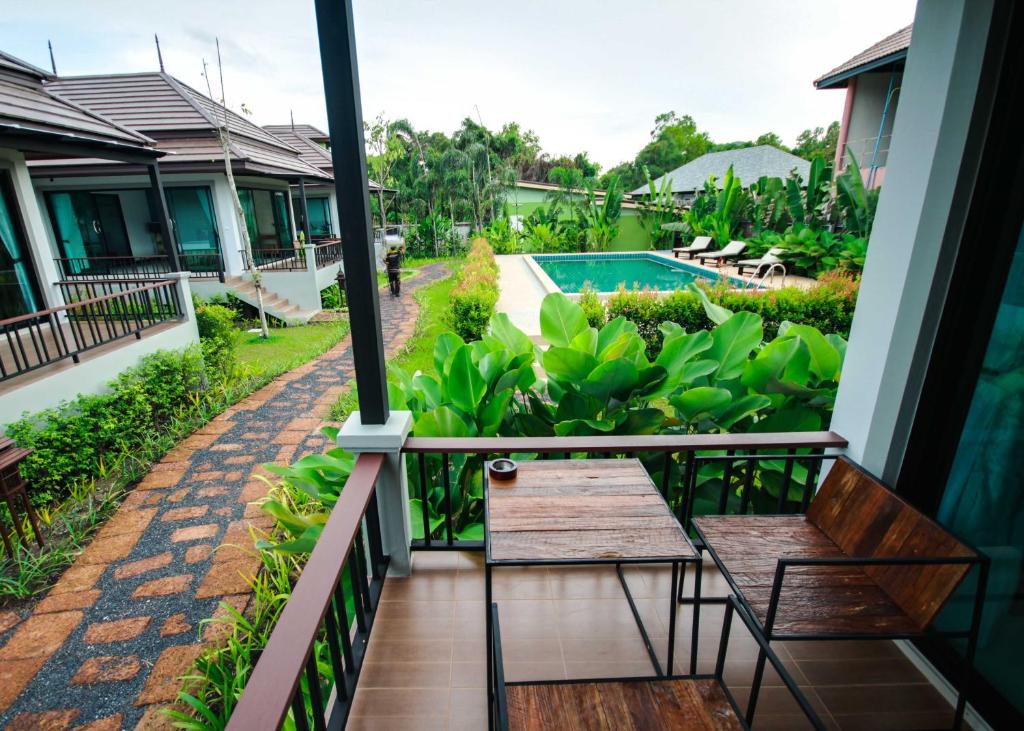 Bazén v ubytování Himaphan Boutique Resort - SHA EXTRA PLUS nebo v jeho okolí