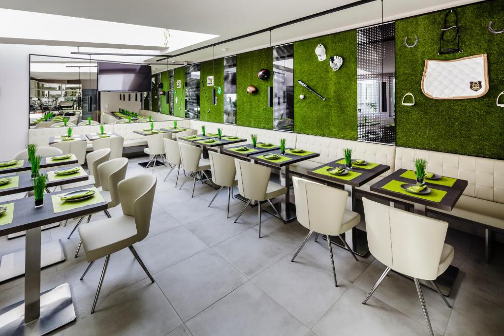 Um restaurante ou outro lugar para comer em Star Apart Hotel Sachsenhausen