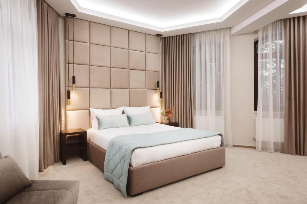 a bedroom with a large bed and a couch at Roxen Hotel&Spa in Chişinău