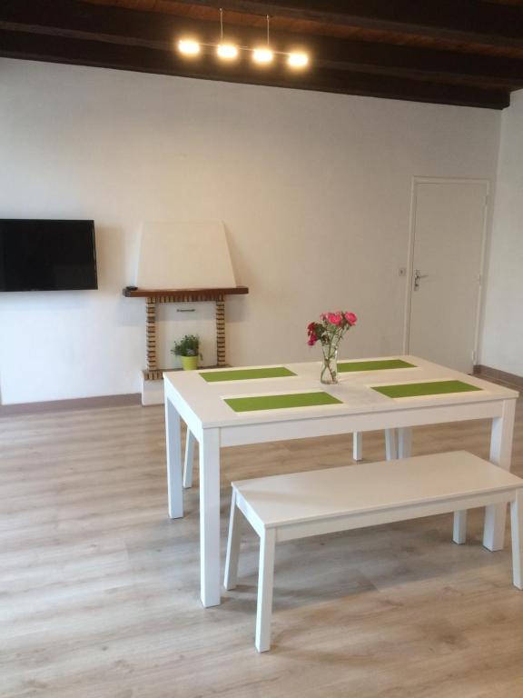 サン・マロにあるRésidence Fleurieのリビングルーム(白いテーブル2台、テレビ付)