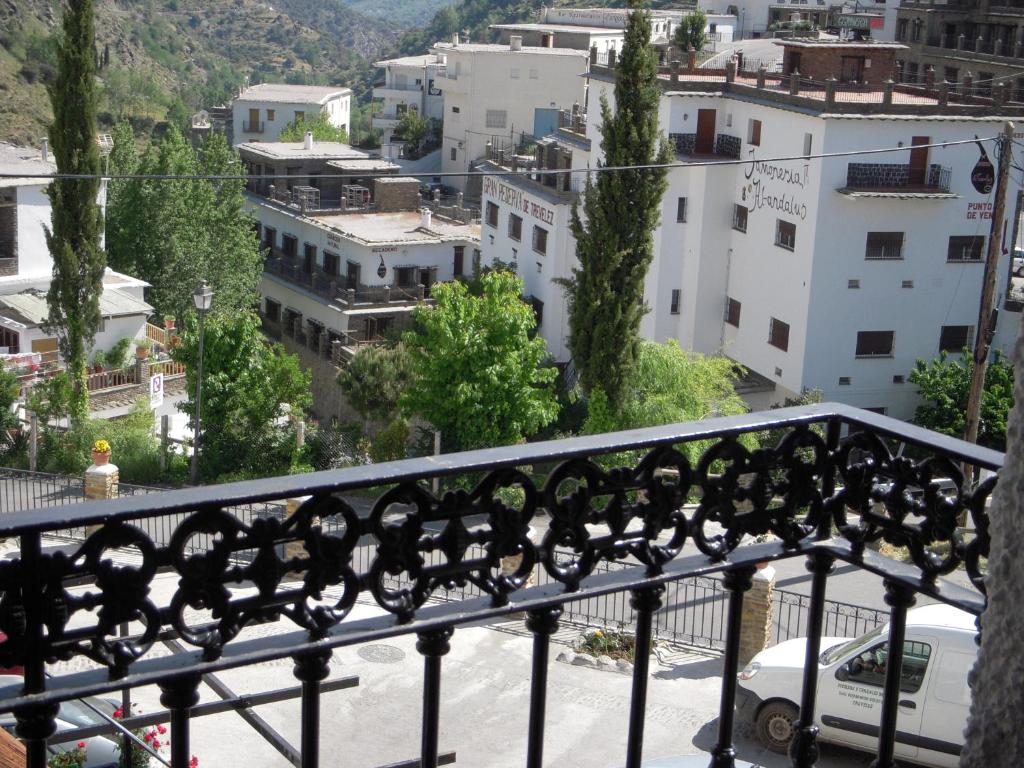 einen Balkon mit Stadtblick in der Unterkunft Casa Rosa in Trevélez