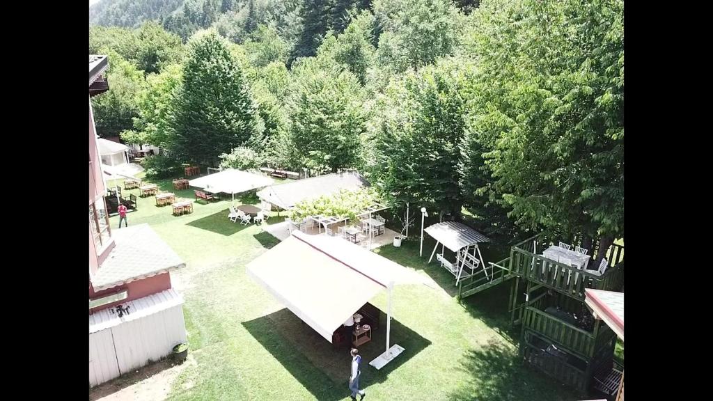 アバントにあるAbant Bahçeli Köşk Otel & Bungalowのテーブルと木々のある庭の空中風景