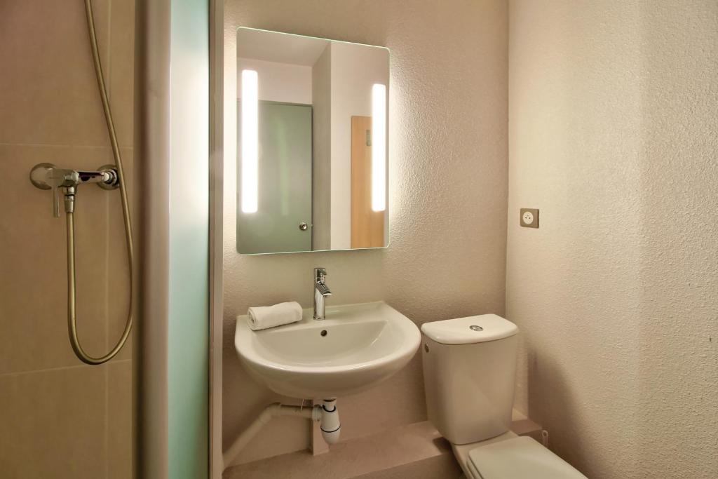 Koupelna v ubytování B&B HOTEL Beaune Sud 1 Palais des Congrès