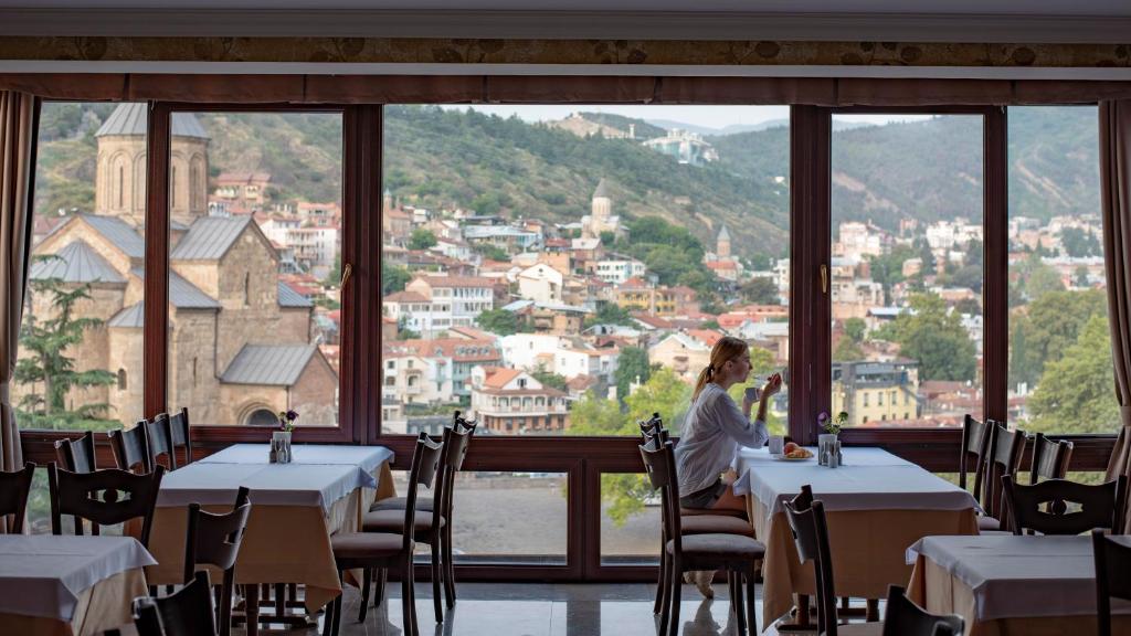 Nespecifikovaný výhled na hory nebo výhled na hory při pohledu z hotelu