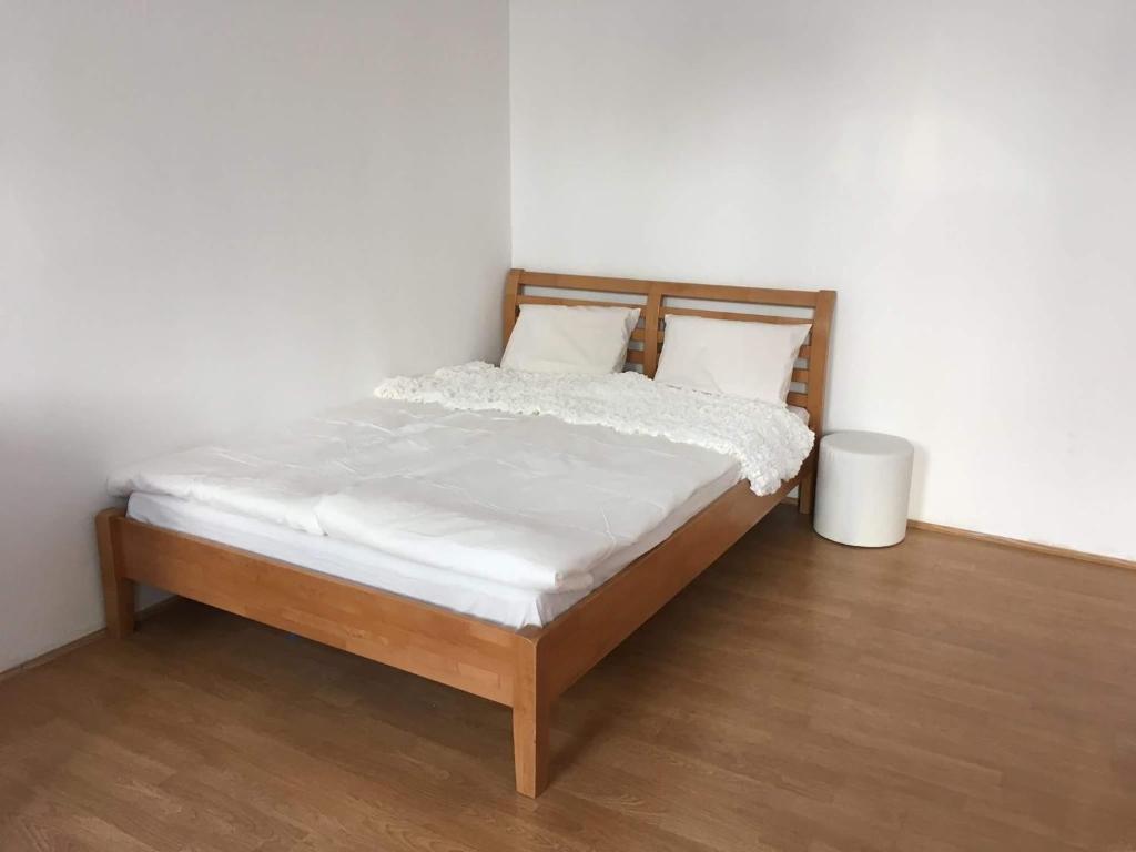 ウィーンにあるStudio Apartment Stadthalleのベッド(白いシーツ、枕付)