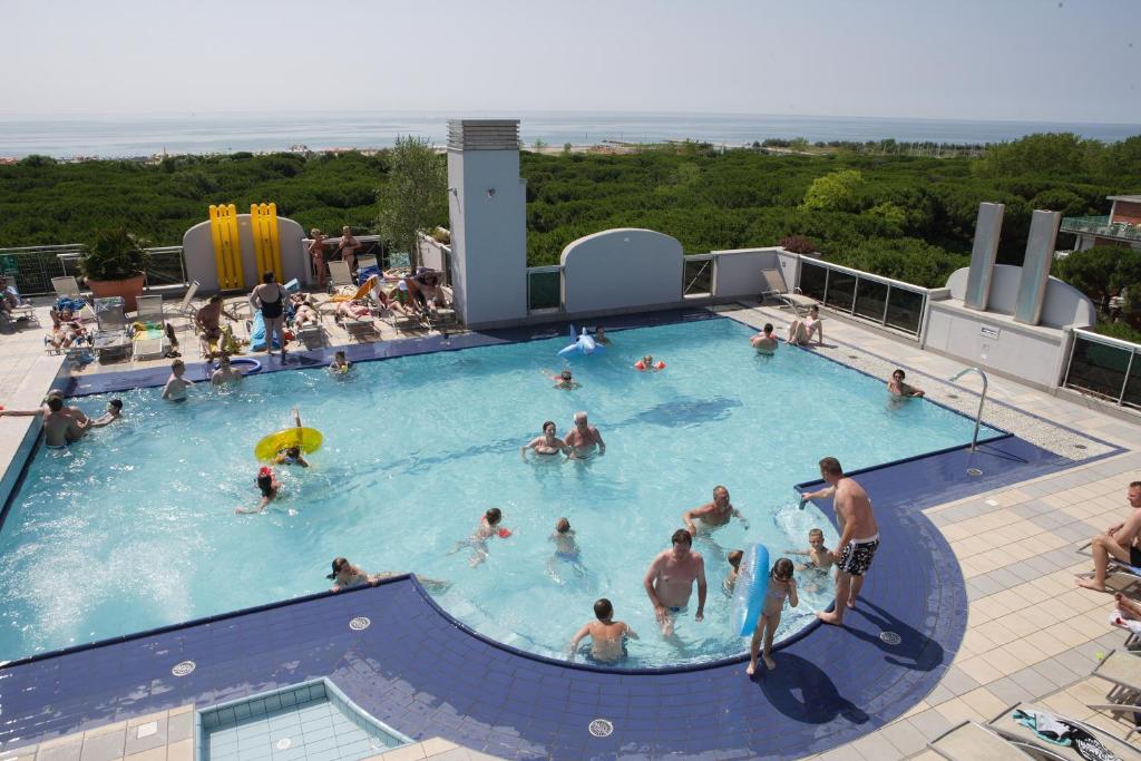Bazén v ubytování Eraclea Palace Appartements nebo v jeho okolí