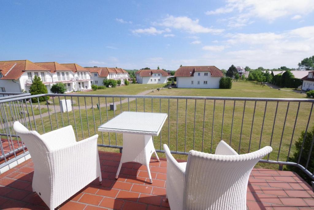 eine Terrasse mit einem Tisch und Stühlen auf dem Balkon in der Unterkunft Ferienwohnung "Möwe" im Ferien-Resort Rügen in Sagard