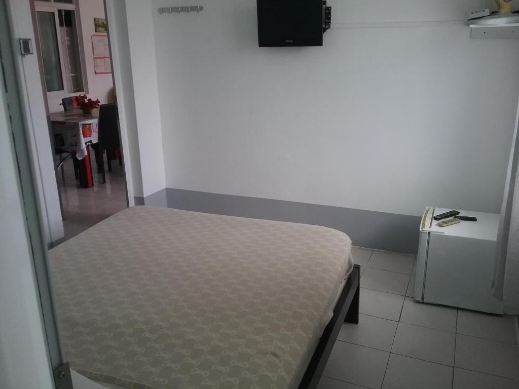 a hospital room with a bed in a room at La Plaine Verte Guesthouse in Port Louis