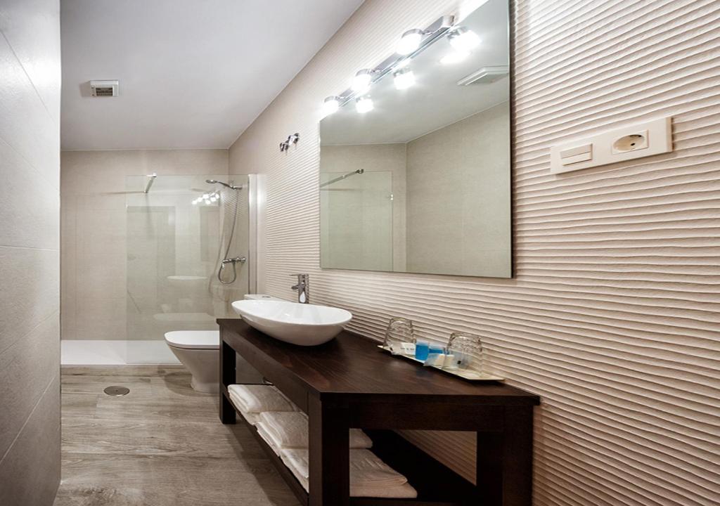 モンテフリオにあるNuevo Montefturのバスルーム(洗面台、トイレ、鏡付)
