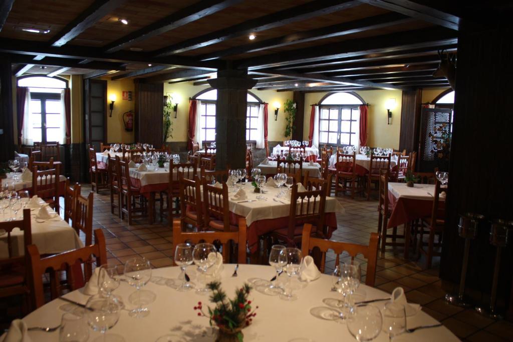 A restaurant or other place to eat at Apartamentos Casa Lavedan