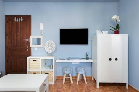 サンタクルス・デ・テネリフェにあるGFS Homeの青い部屋(デスク、壁掛けテレビ付)