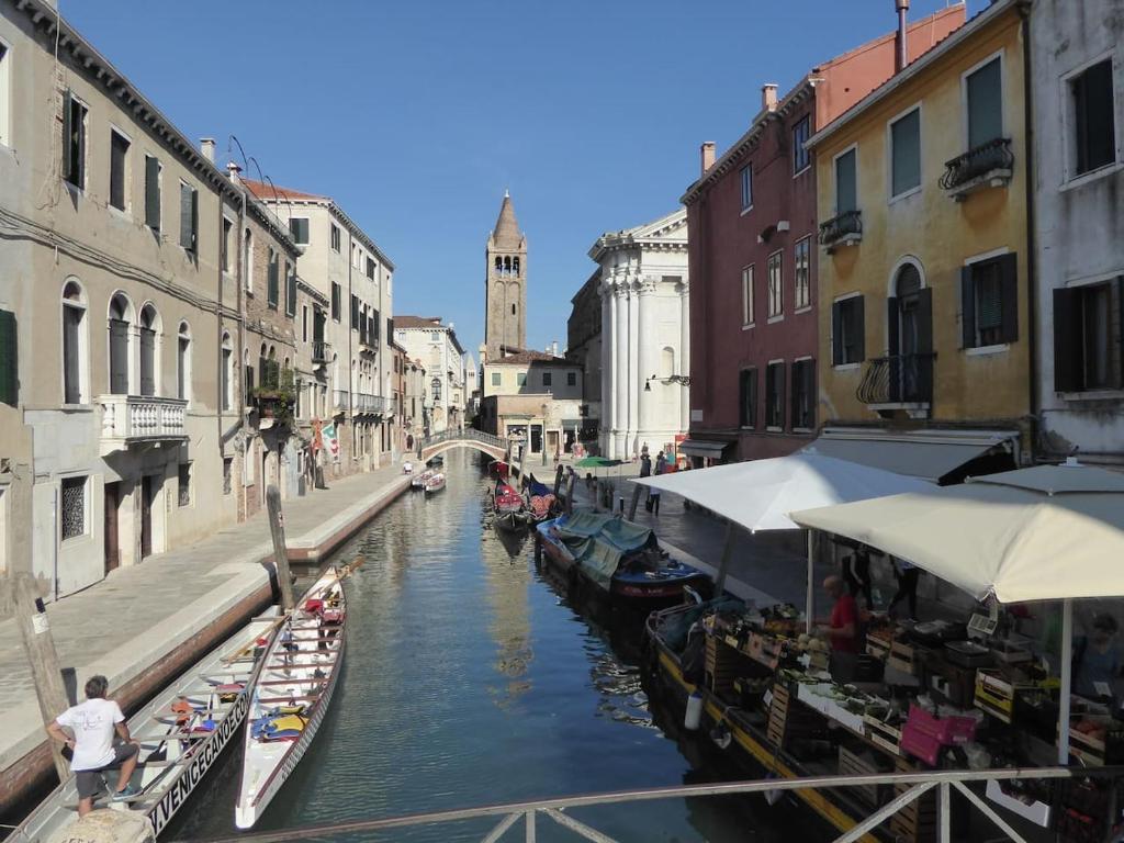 a canal in a city with boats in the water at Sestiere Dorsoduro Venezia, a due passi dal ponte dei Pugni in Venice