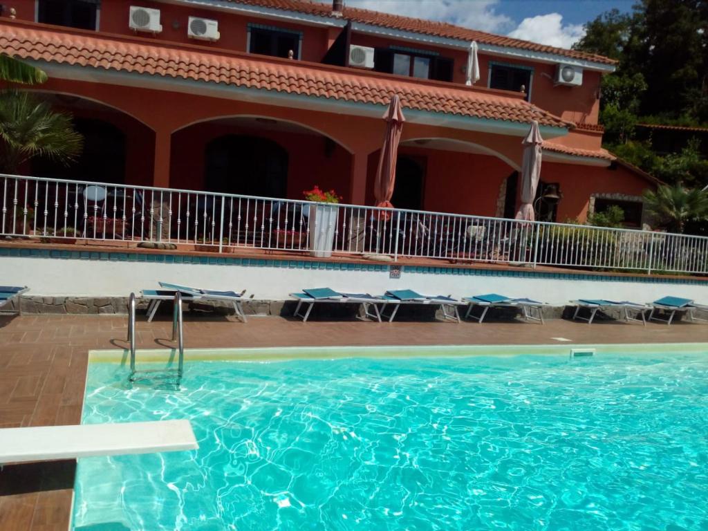 The swimming pool at or close to Villa Fernanda