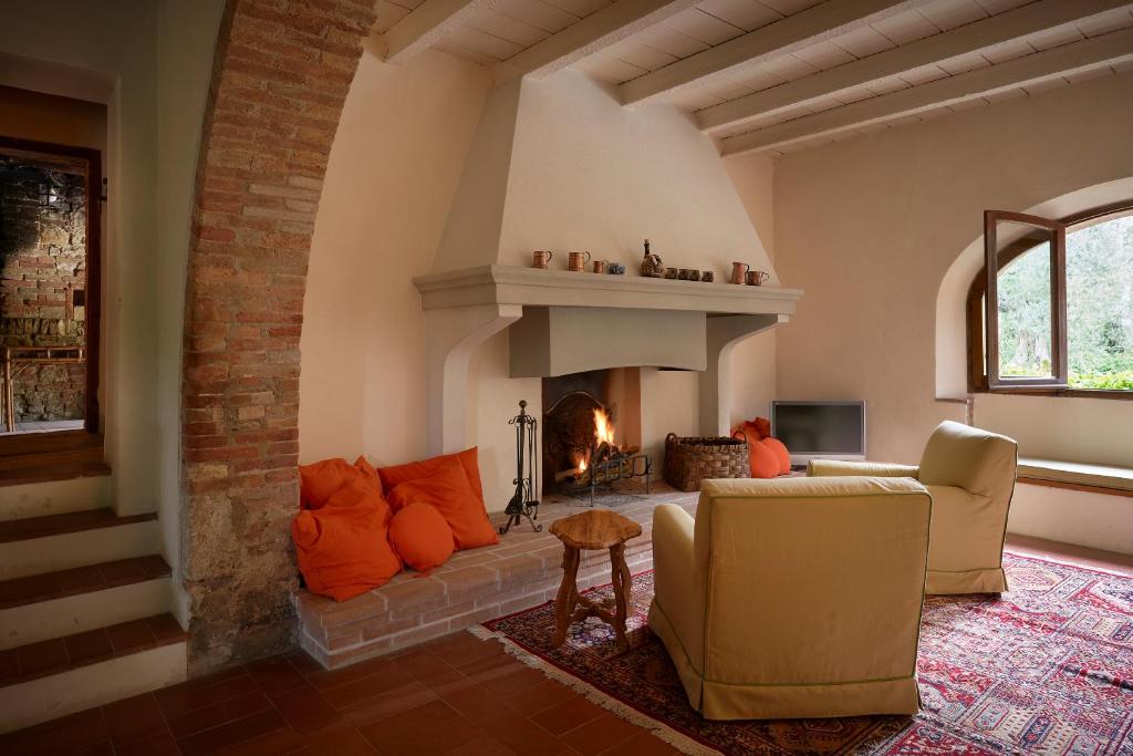 A seating area at Borgo Lucignanello Bandini