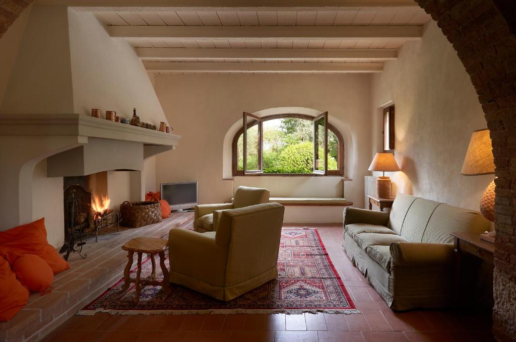 A seating area at Borgo Lucignanello Bandini