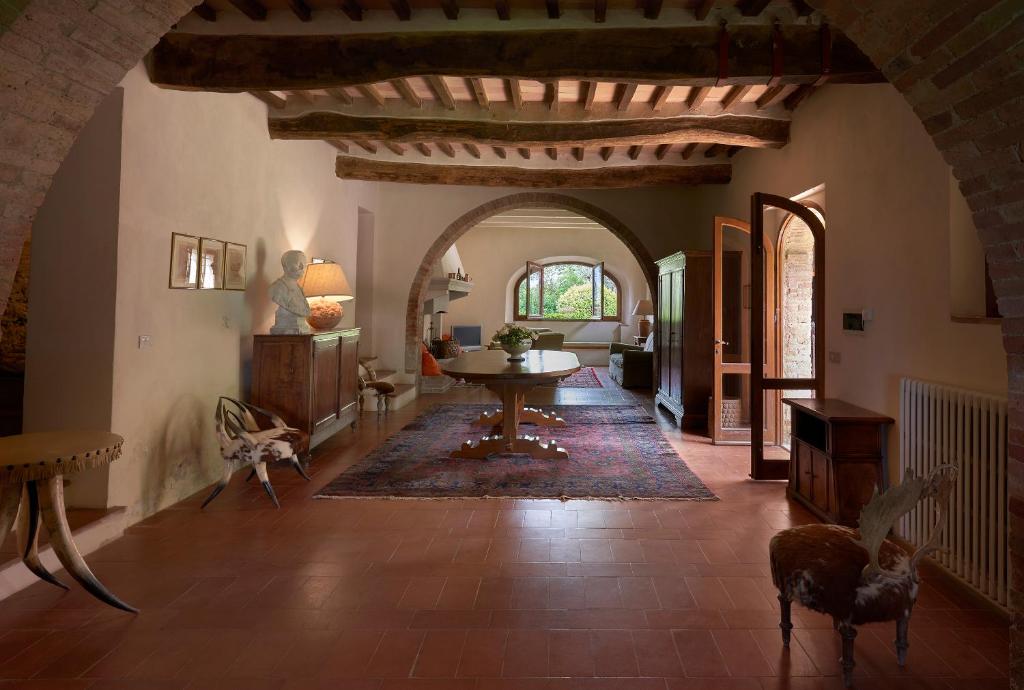 A seating area at Borgo Lucignanello Bandini