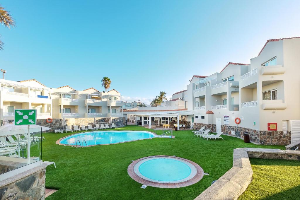 Bazén v ubytování Apartamentos LIVVO Koala Garden nebo v jeho okolí