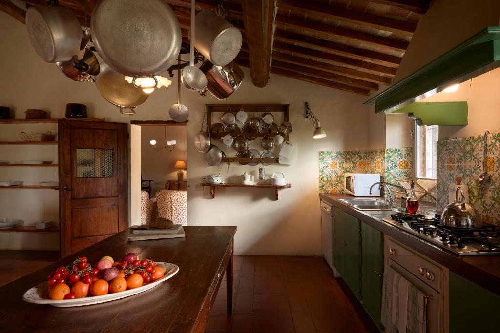 A kitchen or kitchenette at Borgo Lucignanello Bandini
