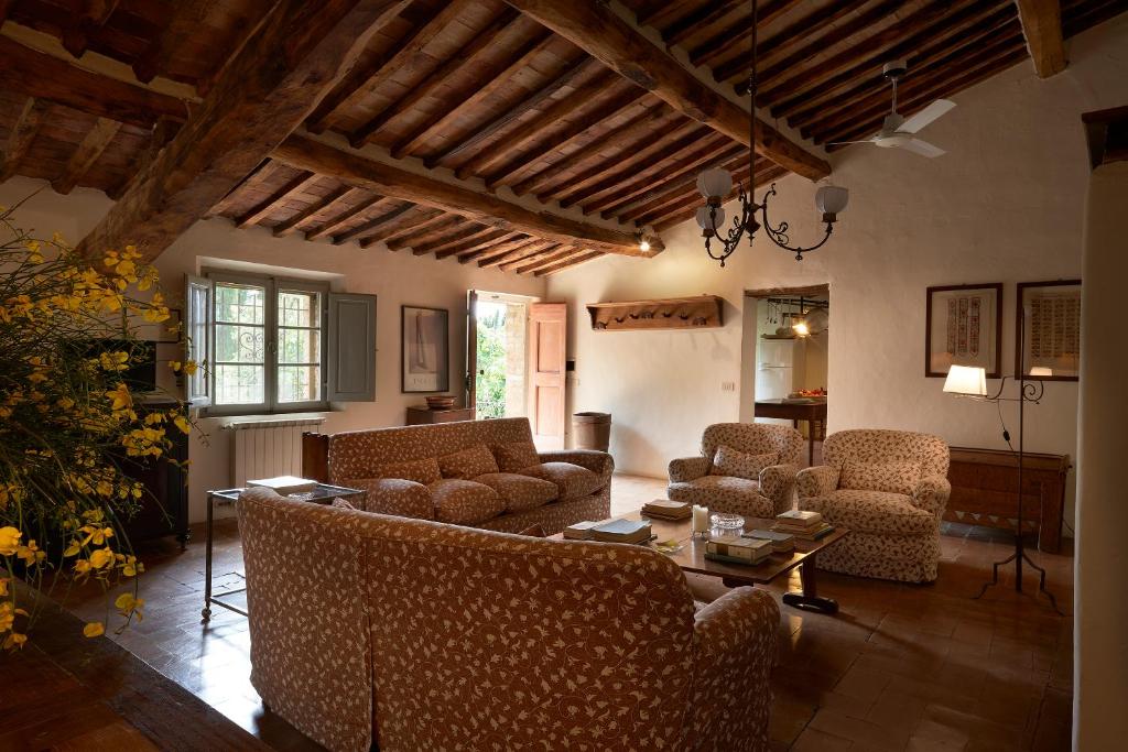 A seating area at Borgo Lucignanello Bandini