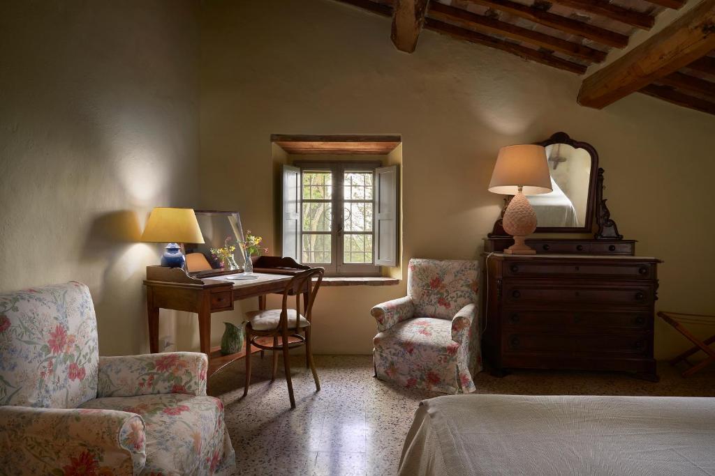 A seating area at Borgo Lucignanello Bandini