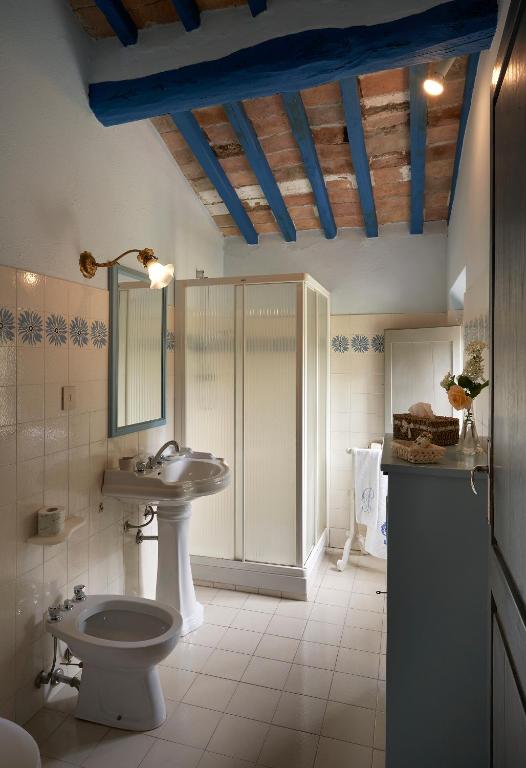 A bathroom at Borgo Lucignanello Bandini