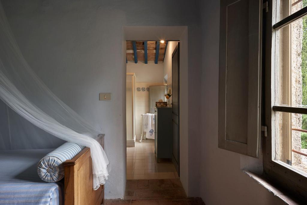 A bed or beds in a room at Borgo Lucignanello Bandini
