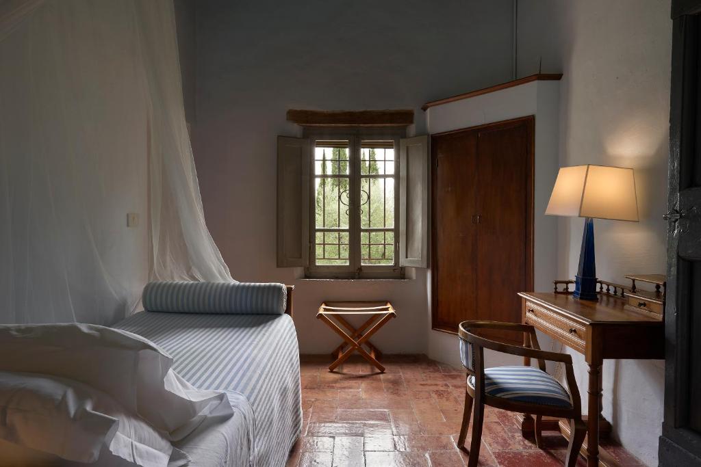A bed or beds in a room at Borgo Lucignanello Bandini