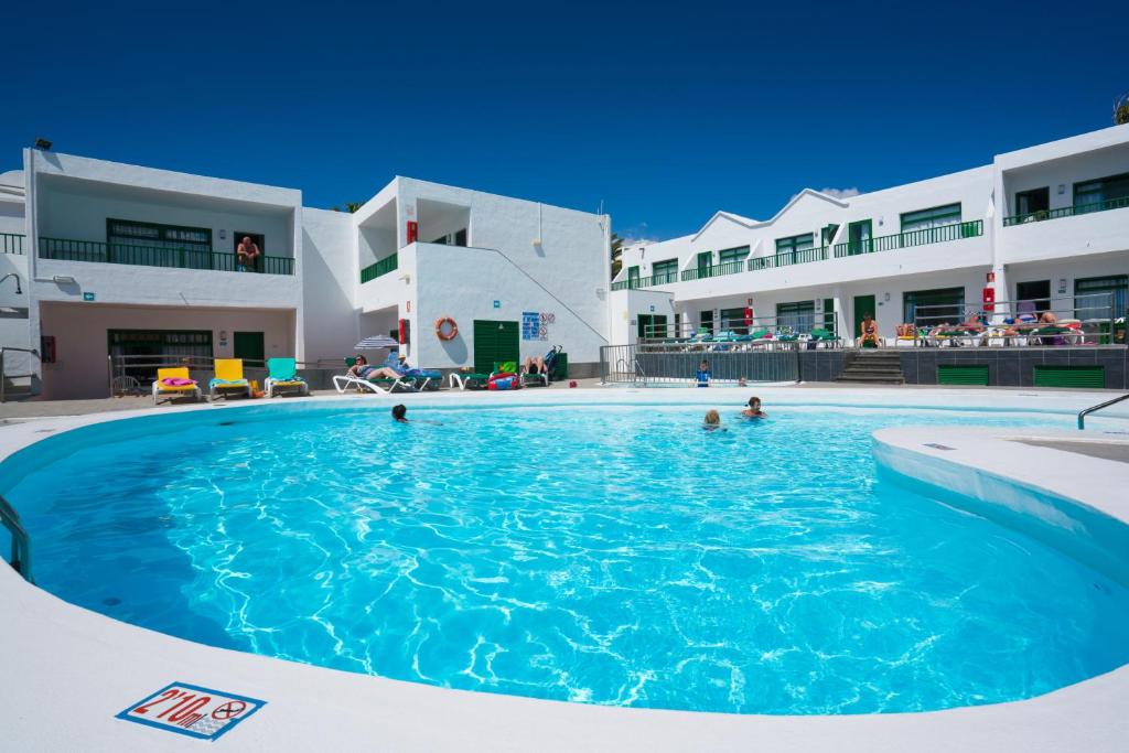 Bazén v ubytování Apartamentos Elena nebo v jeho okolí