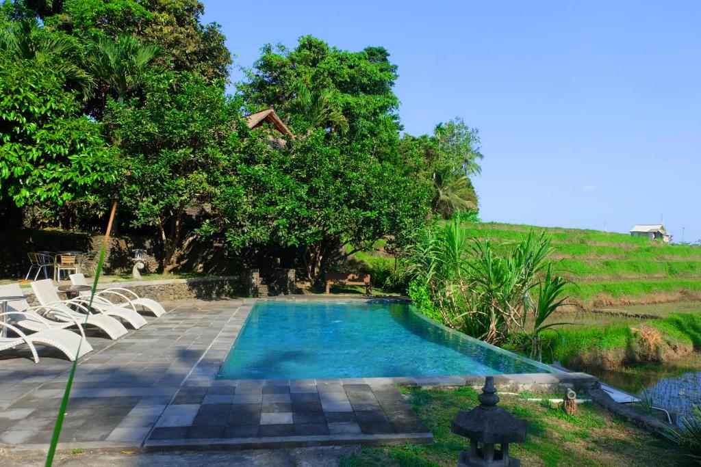 Bazén v ubytování Puri Taman Sari Resort nebo v jeho okolí